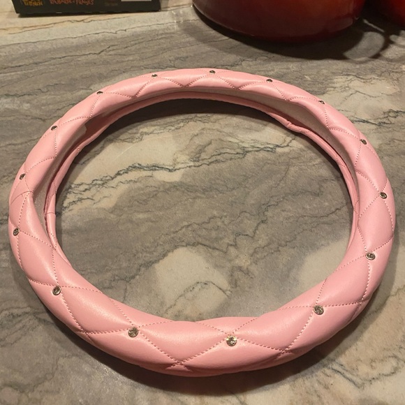 Vegan leather steering wheel cover in light pink - Picture 3 of 6